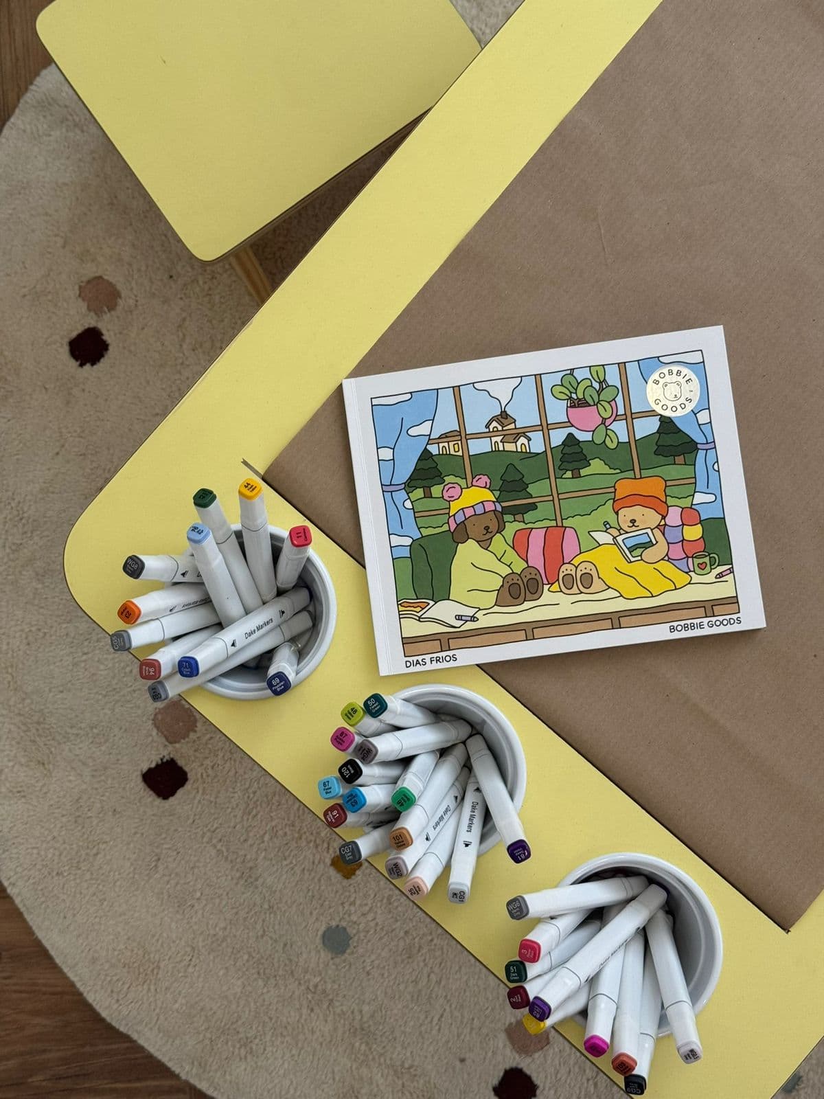 Mesa de atividades com brinquedos educativos