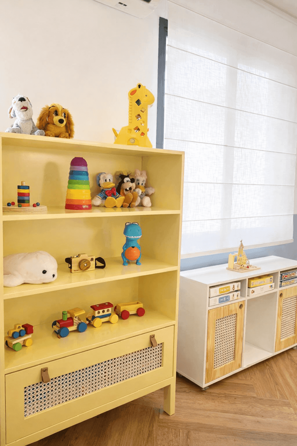 Estante com materiais terapêuticos