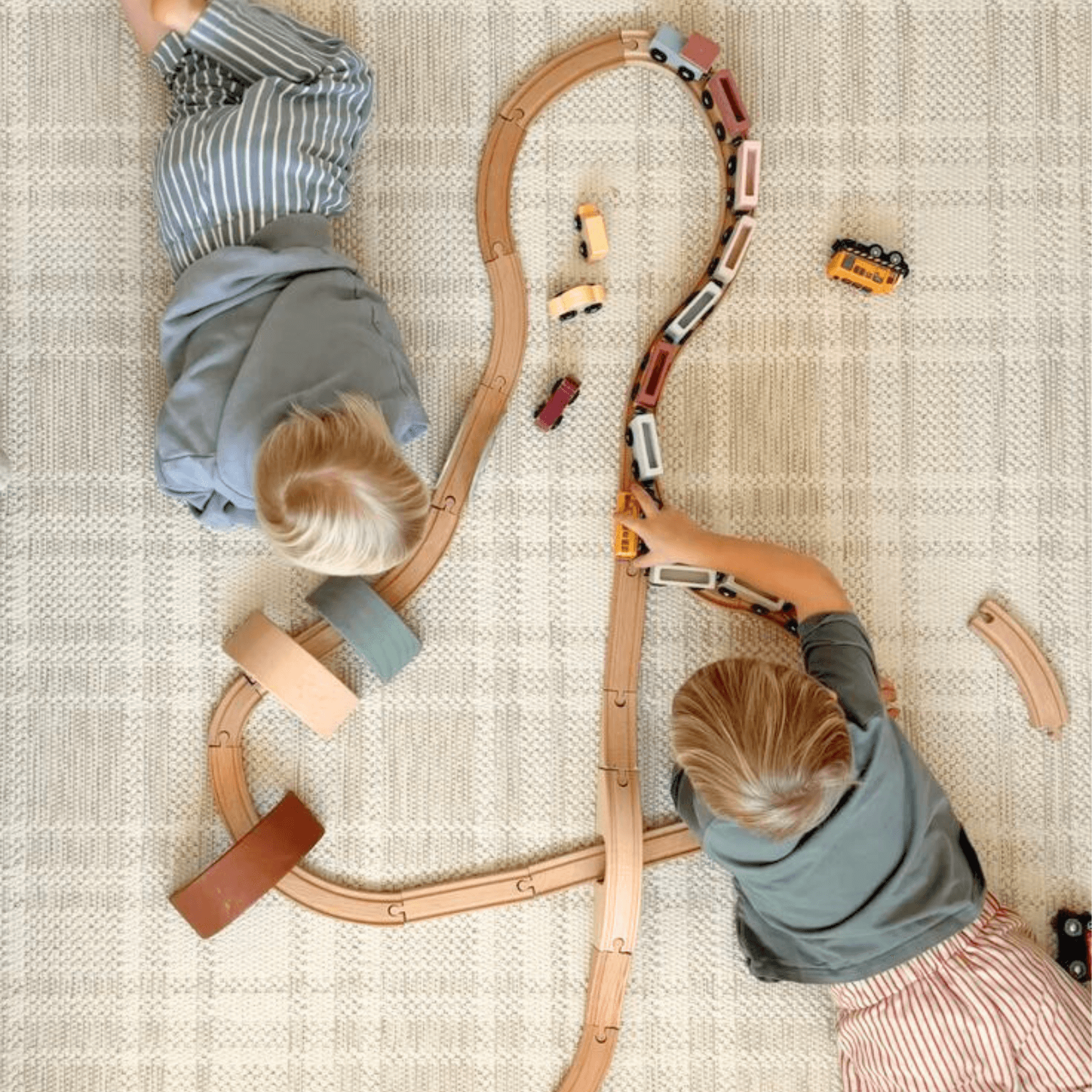 Criança brincando com ábaco